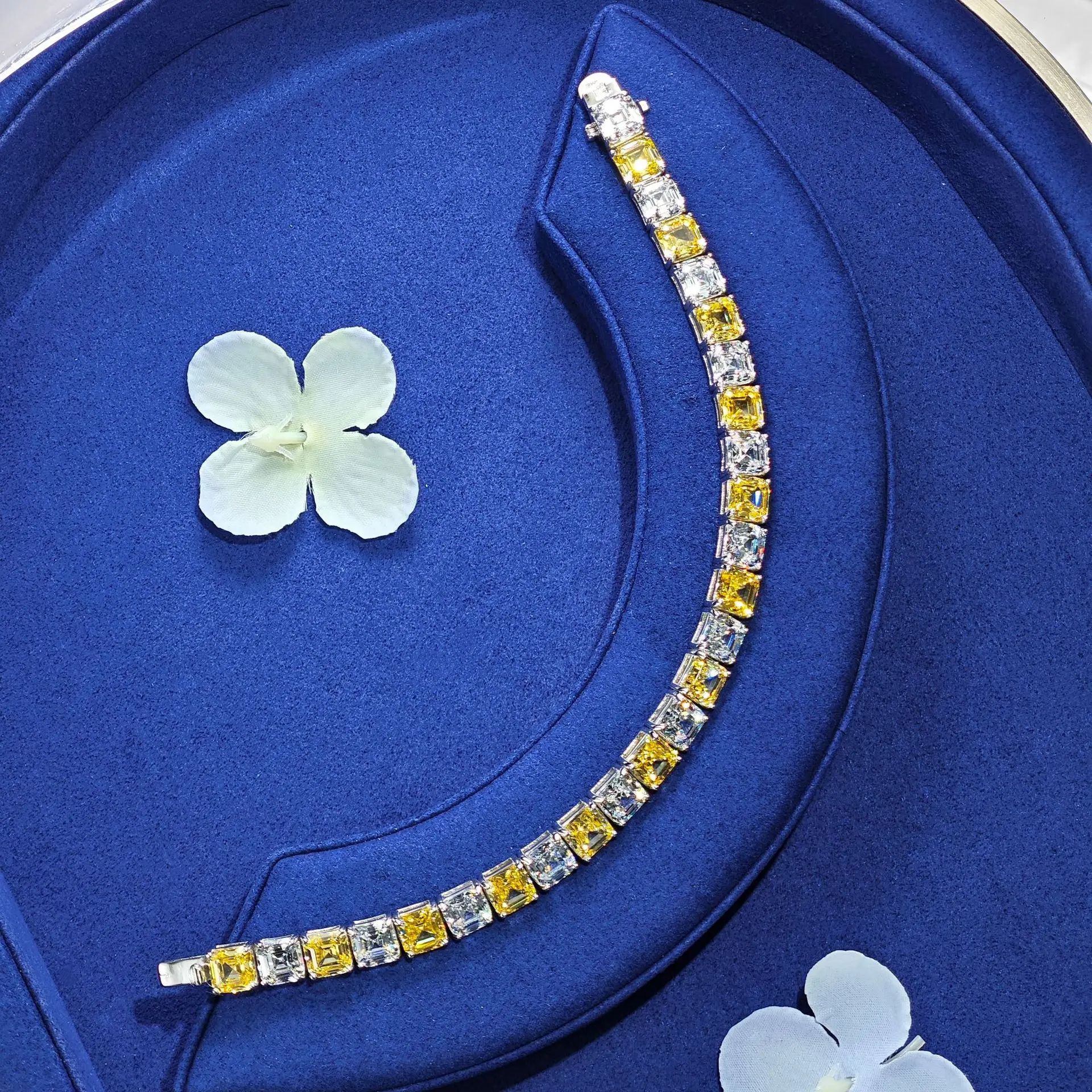 Women's PT950 Platinum Bracelet Yellow and White Space Square Diamond Design Redion Cut High Carbon Diamond Bracelet
Women's PT950 Platinum Bracelet Yellow and White Space Square Diamond Design Redion Cut High Carbon Diamond Bracelet