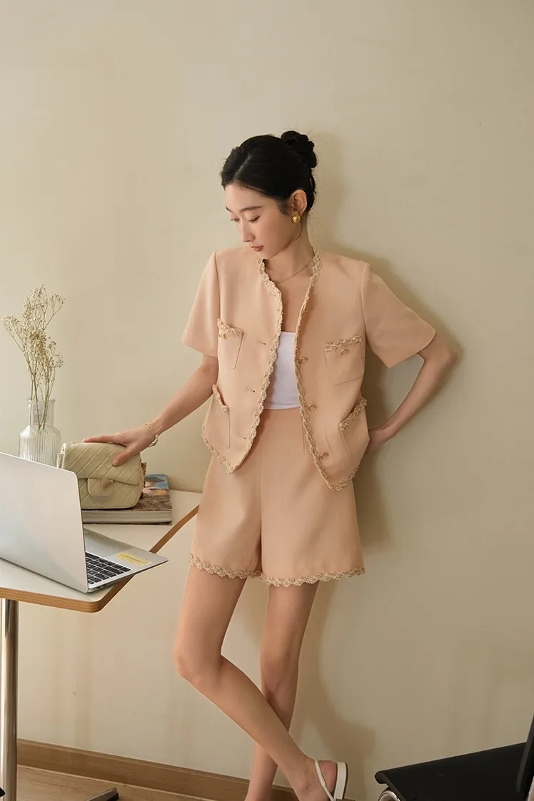 White light much calm temperament socialite small sweet wind senior high feeling suit shorts two sets professional womens summer
White light much calm temperament socialite small sweet wind senior high feeling suit shorts two sets professional womens summer