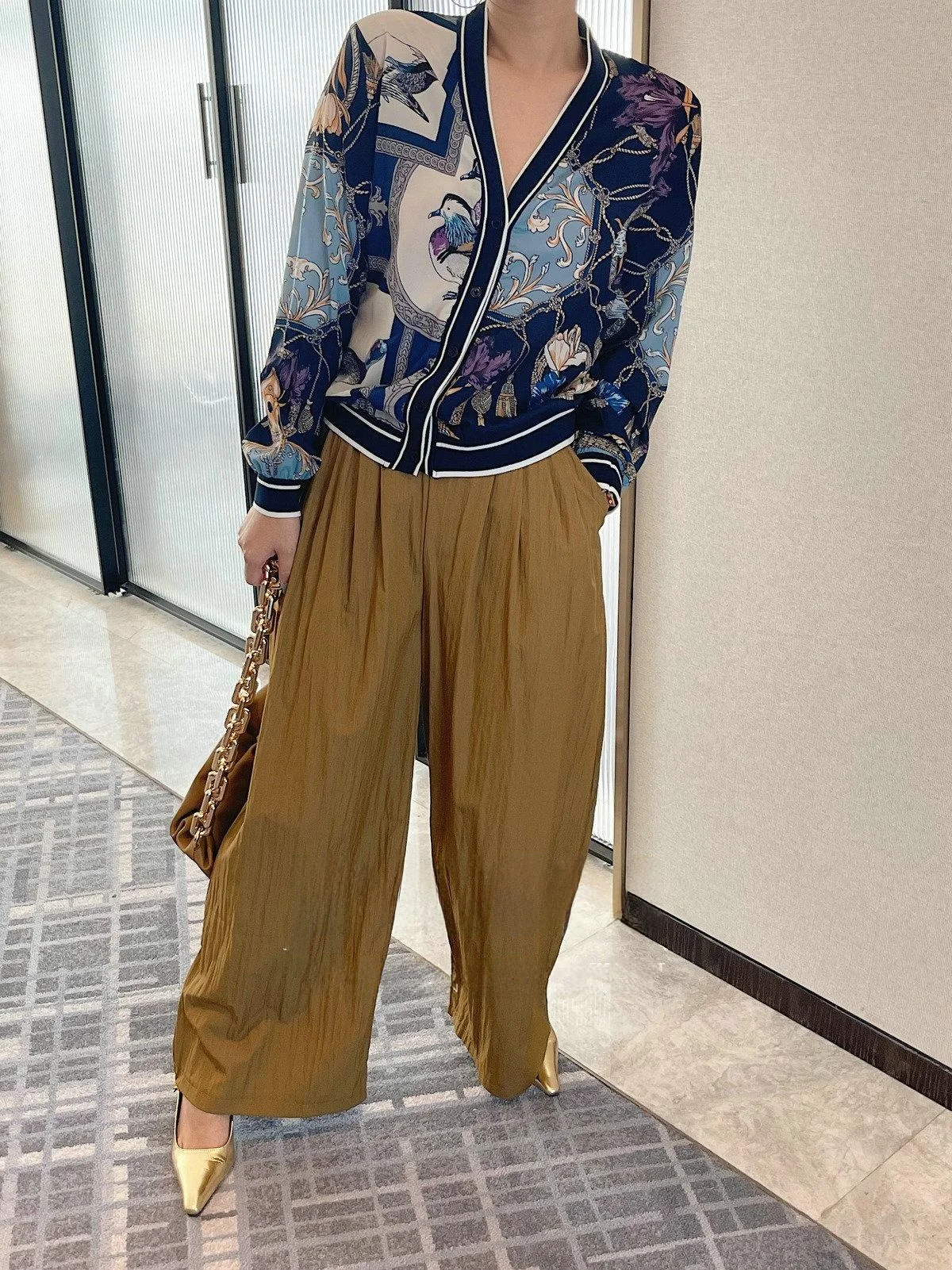 JINGONI Vintage V-Ne Long Sve Women's irt Loose Faionable Spring New Sle Hong Kong Sle Aosphere Casual irt
JINGONI Vintage V-Ne Long Sve Women's irt Loose Faionable Spring New Sle Hong Kong Sle Aosphere Casual irt
