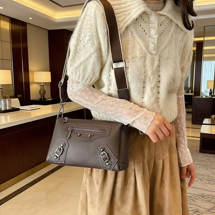 2026 New High-end Single Shoulder Niche Women's Bag Locomotive Feeling Women's Fashion Simple Single Shoulder Messenger Bag
2026 New High-end Single Shoulder Niche Women's Bag Locomotive Feeling Women's Fashion Simple Single Shoulder Messenger Bag