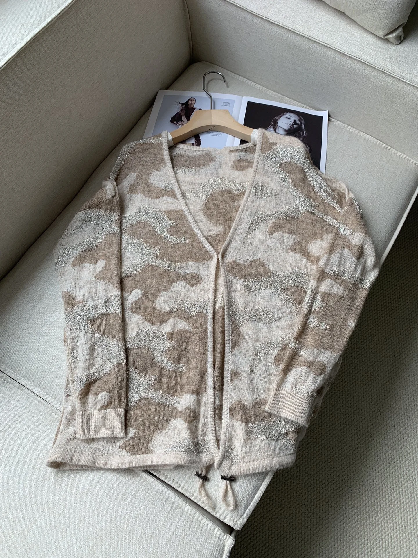 Women Contrast Color Cardigan Sequins V-Neck Long Sleeve Fashion Autumn New Knitted Sweater
Women Contrast Color Cardigan Sequins V-Neck Long Sleeve Fashion Autumn New Knitted Sweater