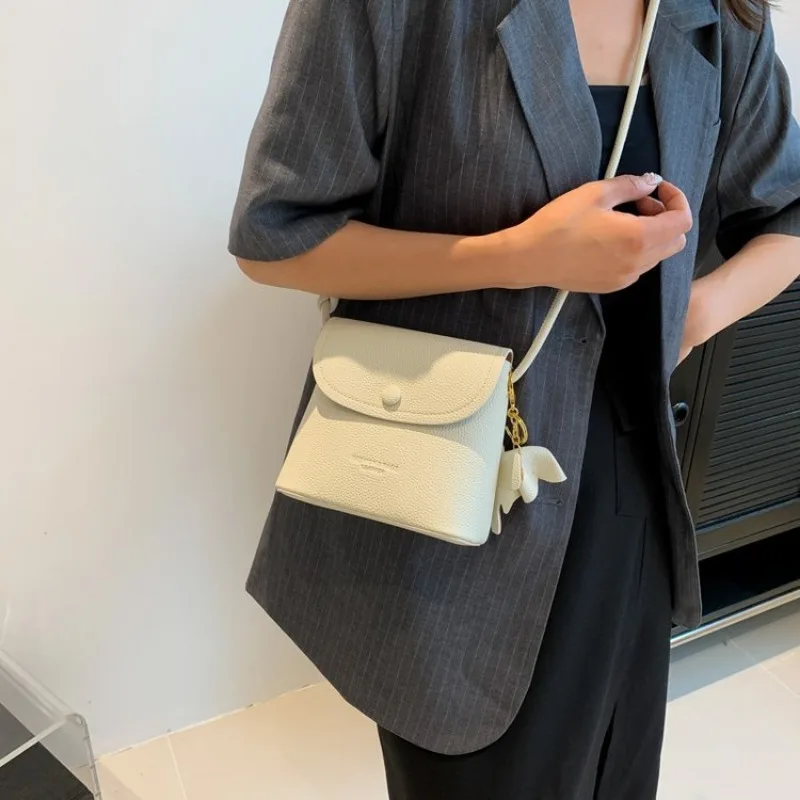 Retro New Women PU Leather Wallet Portable Smooth Waterproof Student Female Crossbody Bag PU Messenger Bag
Retro New Women PU Leather Wallet Portable Smooth Waterproof Student Female Crossbody Bag PU Messenger Bag
