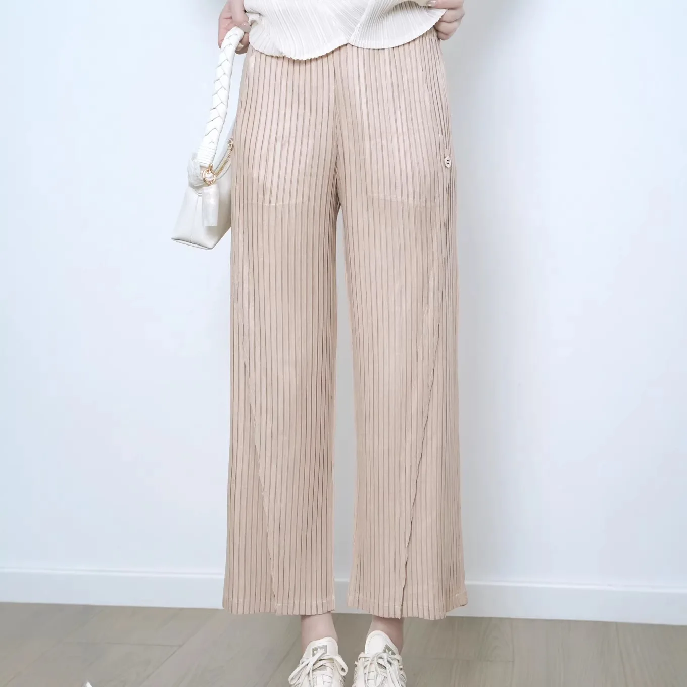 Новые женские брюки-палаццо на весну/лето 2026 с эластичным поясом, универсальные, свободные, прямого кроя, повседневные
Новые женские брюки-палаццо на весну/лето 2026 с эластичным поясом, универсальные, свободные, прямого кроя, повседневные