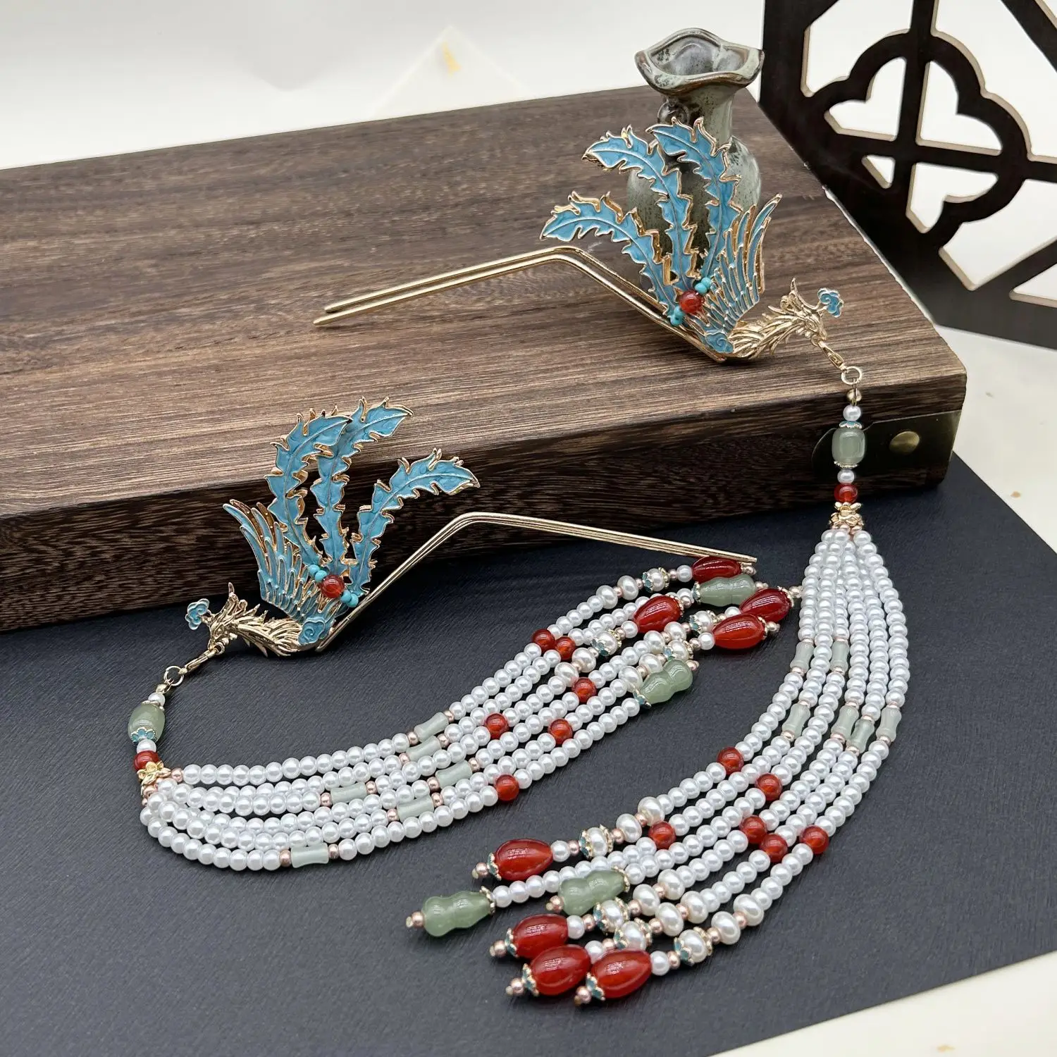 Антикварная женская двусторонняя синяя заколка с длинными бусинами и кисточкой, китайский головной убор ханьфу
Антикварная женская двусторонняя синяя заколка с длинными бусинами и кисточкой, китайский головной убор ханьфу