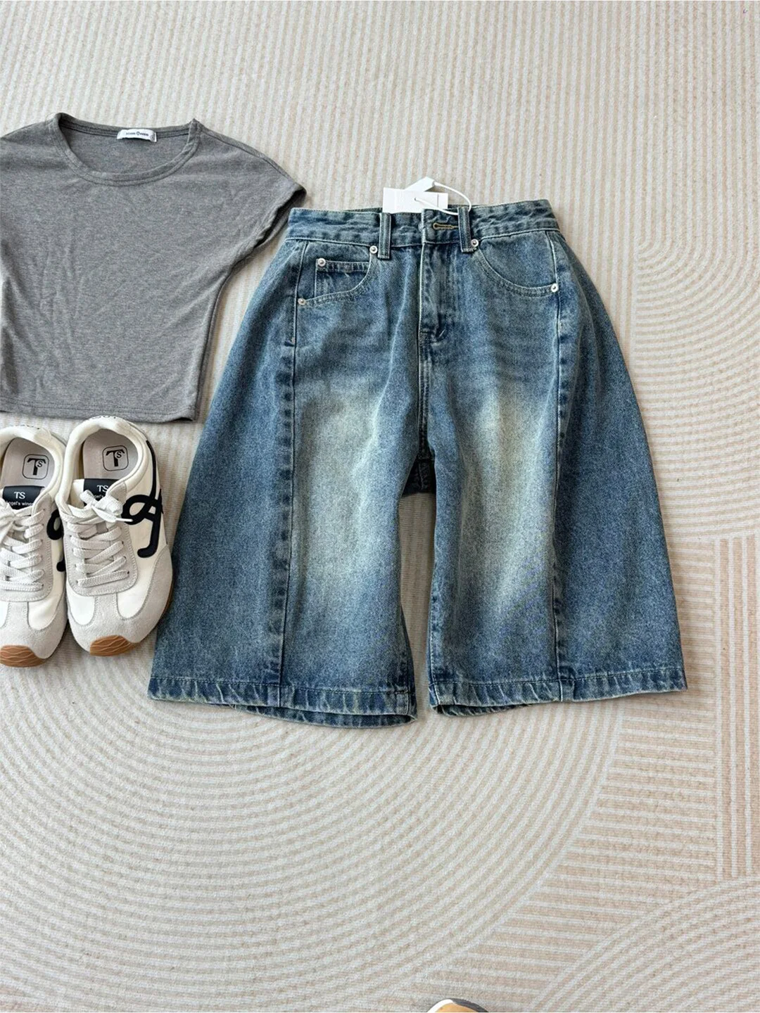 Retro High Waist Slim Fit Thin Five-Quarter Denim Jeans Women's Loose Wide Leg Pants Summer New Style Comfortable Casual Skin...
Retro High Waist Slim Fit Thin Five-Quarter Denim Jeans Women's Loose Wide Leg Pants Summer New Style Comfortable Casual Skin...