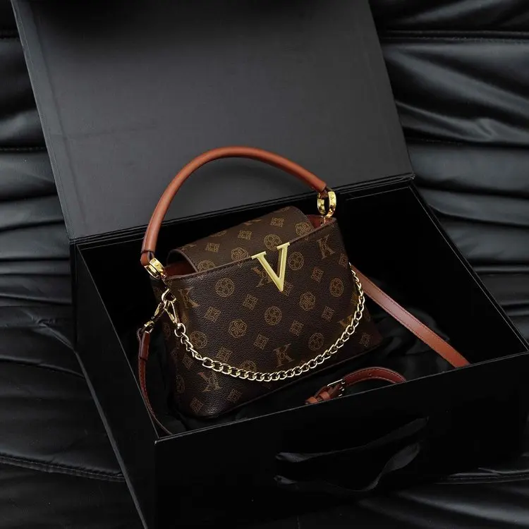 Новая женская сумка-ведро с монограммой 2026 года, с регулируемым ремнем и верхней ручкой, винтажная элегантная сумка-тоут для работы и поездок
Новая женская сумка-ведро с монограммой 2026 года, с регулируемым ремнем и верхней ручкой, винтажная элегантная сумка-тоут для работы и поездок