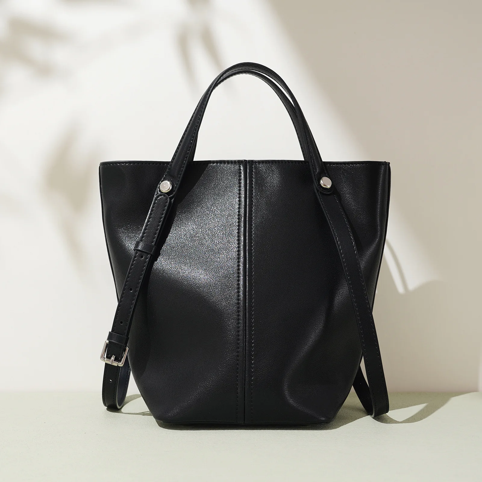 2025 Single-shoulder Light Luxury Dark Single-shoulder Bucket Bag Stitching Simple Female Tote Designer Luxury Bag
2025 Single-shoulder Light Luxury Dark Single-shoulder Bucket Bag Stitching Simple Female Tote Designer Luxury Bag
