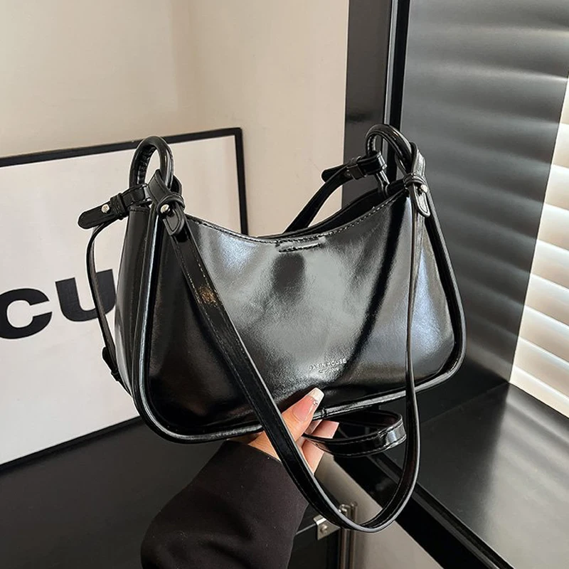 Простая повседневная женская сумка на плечо из мягкой кожи, новая тенденция, универсальные однотонные сумки-мессенджеры, модные женские сумки на молнии с буквенным принтом
Простая повседневная женская сумка на плечо из мягкой кожи, новая тенденция, универсальные однотонные сумки-мессенджеры, модные женские сумки на молнии с буквенным принтом