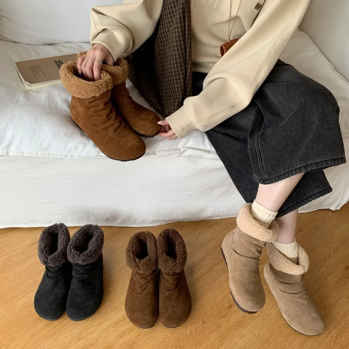 Retro Suede Flat-bottom Snow Boots, Fashionable Pleated Short Boots for Autumn and Winter, Padded and Thickened Cotton Boots
Retro Suede Flat-bottom Snow Boots, Fashionable Pleated Short Boots for Autumn and Winter, Padded and Thickened Cotton Boots