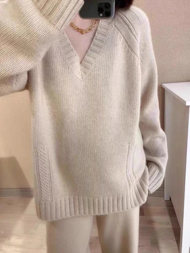 100% Pure Cashmere Sweater, Women's V-Neck New Autumn/Winter High-End Loose and Lazy European Fashion Swe
100% Pure Cashmere Sweater, Women's V-Neck New Autumn/Winter High-End Loose and Lazy European Fashion Swe