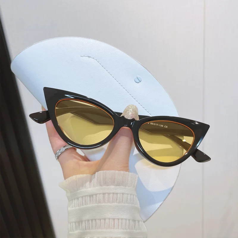 Korean Fashion Vintage Cateye Sunglasses Ladies Glasses Classic Cat Eye Sunglasses Women's UV400 Trendy Streetwear Accessories
Korean Fashion Vintage Cateye Sunglasses Ladies Glasses Classic Cat Eye Sunglasses Women's UV400 Trendy Streetwear Accessories