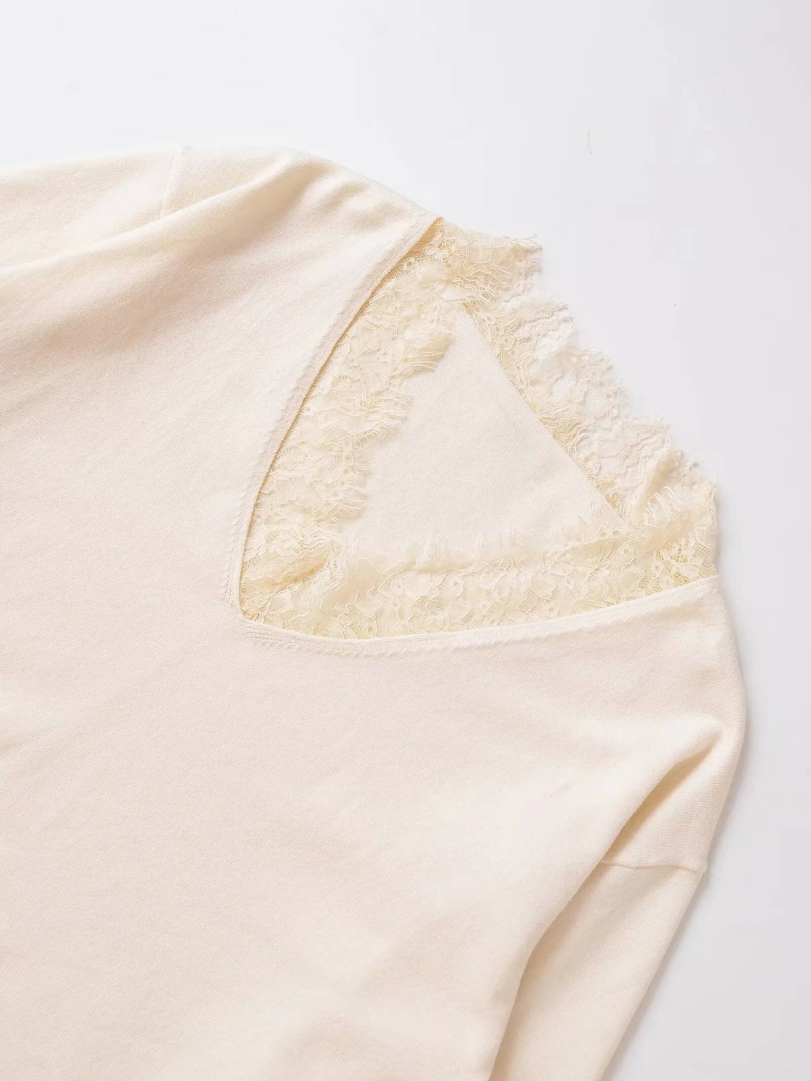 Long Sleeve Knitwear2025 Winter New Women's Casual Fashion Simple Loose Comfortable V-neck Blended Sweater with Lace Trim
Long Sleeve Knitwear2025 Winter New Women's Casual Fashion Simple Loose Comfortable V-neck Blended Sweater with Lace Trim