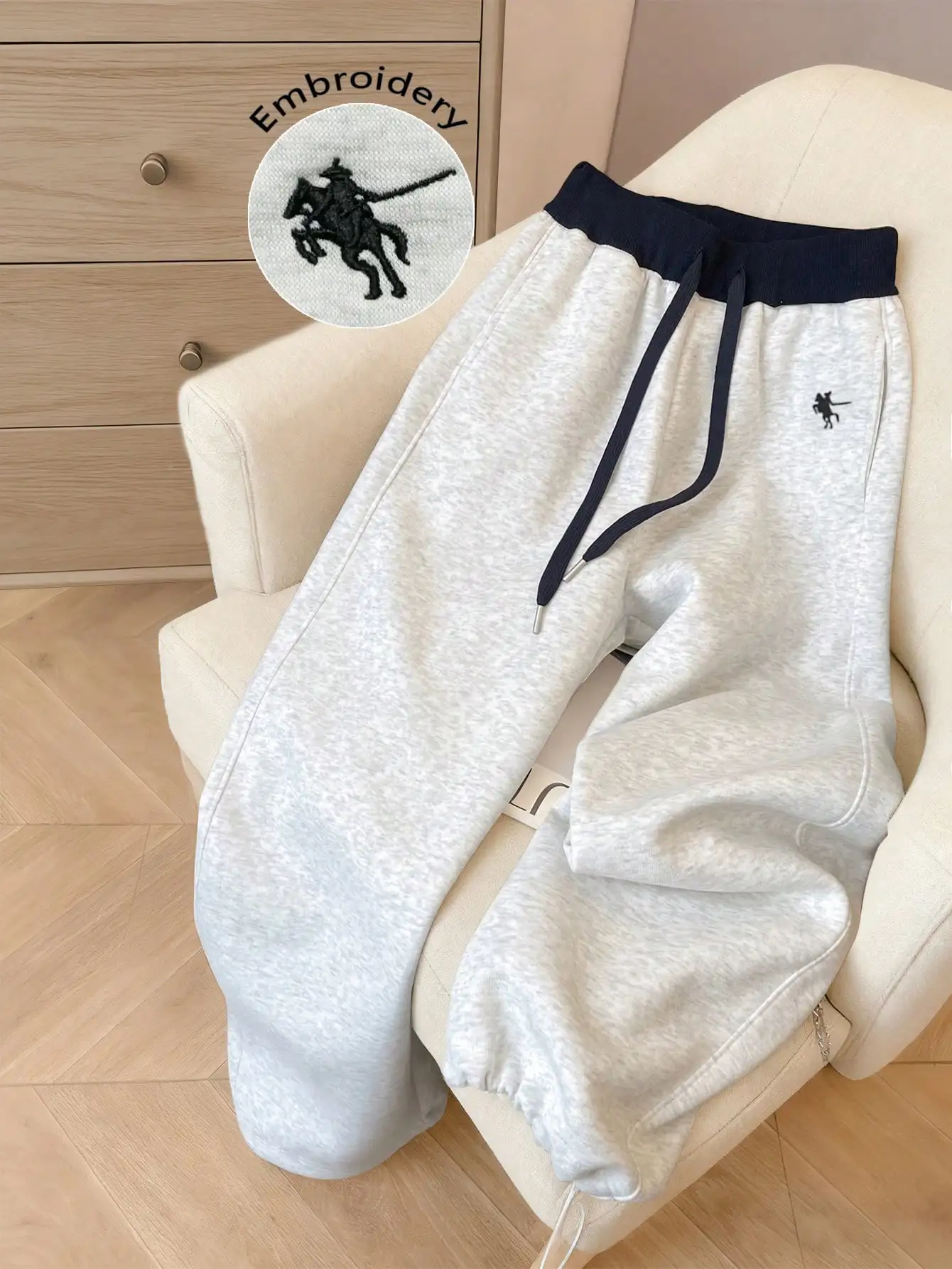 Женские повседневные спортивные брюки с вышивкой и контрастной тесьмой на талии
Женские повседневные спортивные брюки с вышивкой и контрастной тесьмой на талии