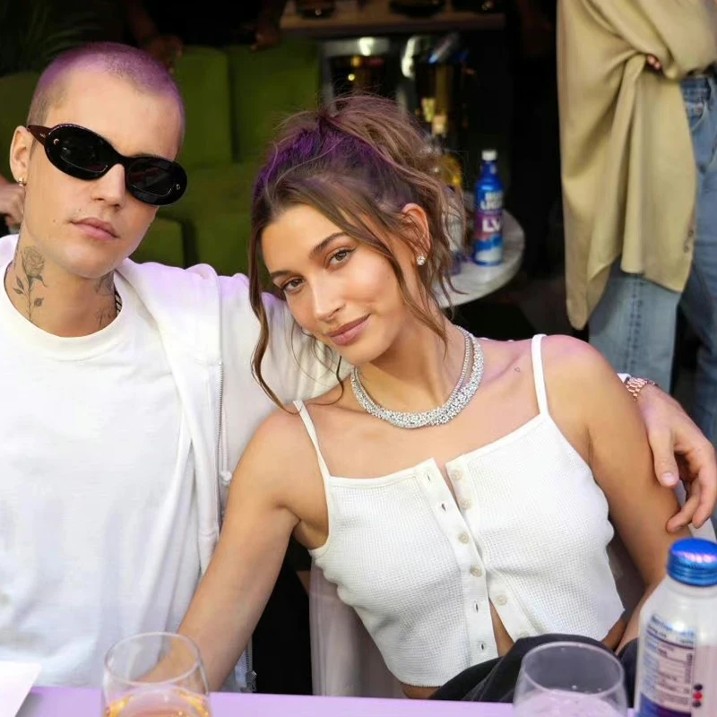 Белый укороченный топ без бретелек Hailey Bieber из смесового хлопка с одной пуговицей, вафельной текстурой, в уличном стиле, приталенный, без рукавов
Белый укороченный топ без бретелек Hailey Bieber из смесового хлопка с одной пуговицей, вафельной текстурой, в уличном стиле, приталенный, без рукавов