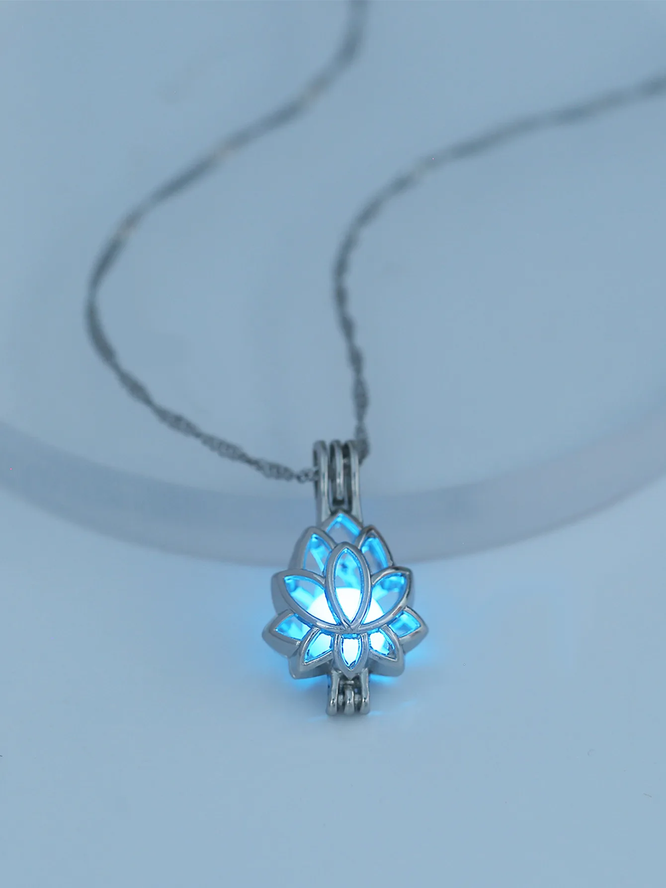 2025 Minimalist Design Luminous Lotus Shaped Pendant Necklace Fashionable Halloween and Valentine's Day Jewelry for Women
2025 Minimalist Design Luminous Lotus Shaped Pendant Necklace Fashionable Halloween and Valentine's Day Jewelry for Women