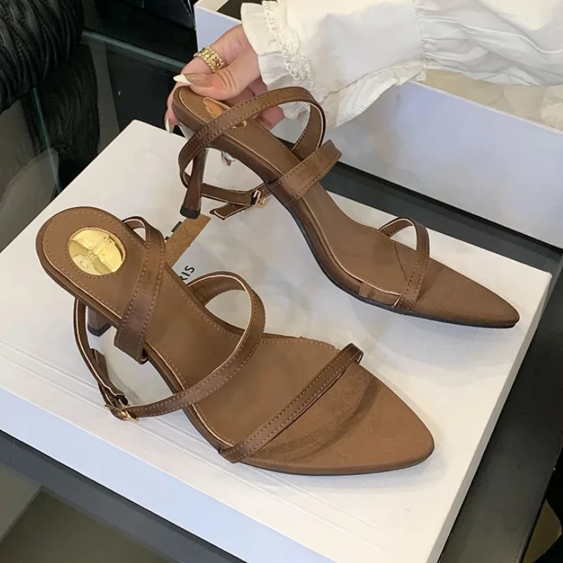 Лаконичные сандалии с узким ремешком, женские модные модельные туфли на тонком каблуке с острым носком, элегантные сексуальные брендовые женские туфли на высоком каблуке с ремешком на щиколотке
Лаконичные сандалии с узким ремешком, женские модные модельные туфли на тонком каблуке с острым носком, элегантные сексуальные брендовые женские туфли на высоком каблуке с ремешком на щиколотке