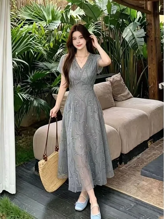 Elegant plus Size Grey V-Neck Beaded Dress Slimming Summer Long Skirt for plus Size Women Gentle Style Floral Embroidery
Elegant plus Size Grey V-Neck Beaded Dress Slimming Summer Long Skirt for plus Size Women Gentle Style Floral Embroidery