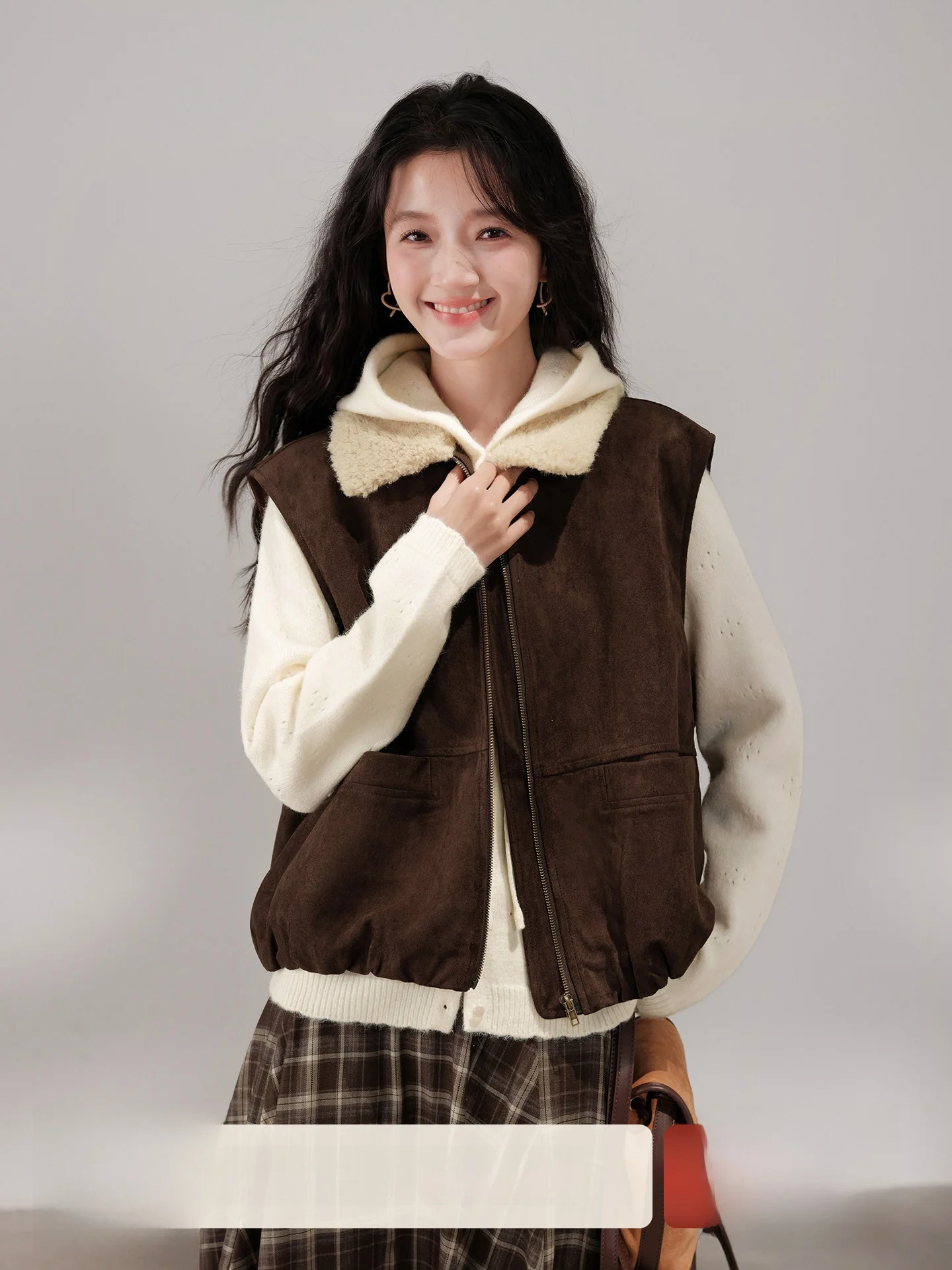 Женский жилет из замши с воротником из овечьего меха, теплый, с эластичным подолом, без рукавов, на молнии, для повседневной носки
Женский жилет из замши с воротником из овечьего меха, теплый, с эластичным подолом, без рукавов, на молнии, для повседневной носки