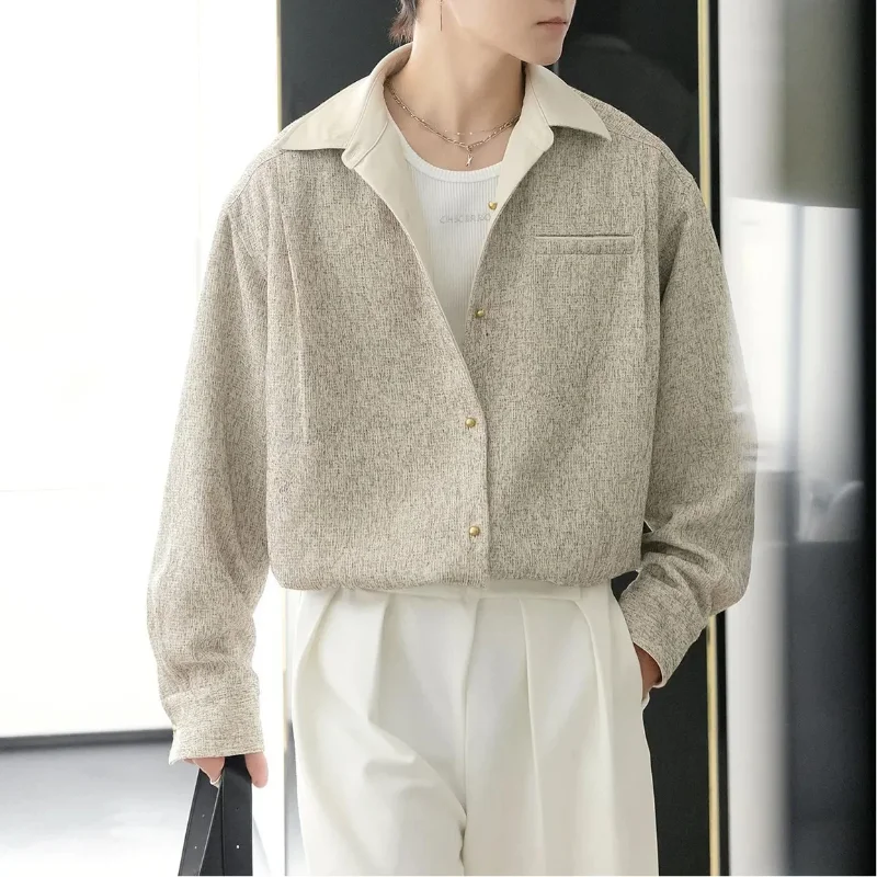 Свободная весенне-осенняя новая модная стильная мужская рубашка высокого класса, повседневная универсальная рубашка с искусственными карманами и лацканами
Свободная весенне-осенняя новая модная стильная мужская рубашка высокого класса, повседневная универсальная рубашка с искусственными карманами и лацканами