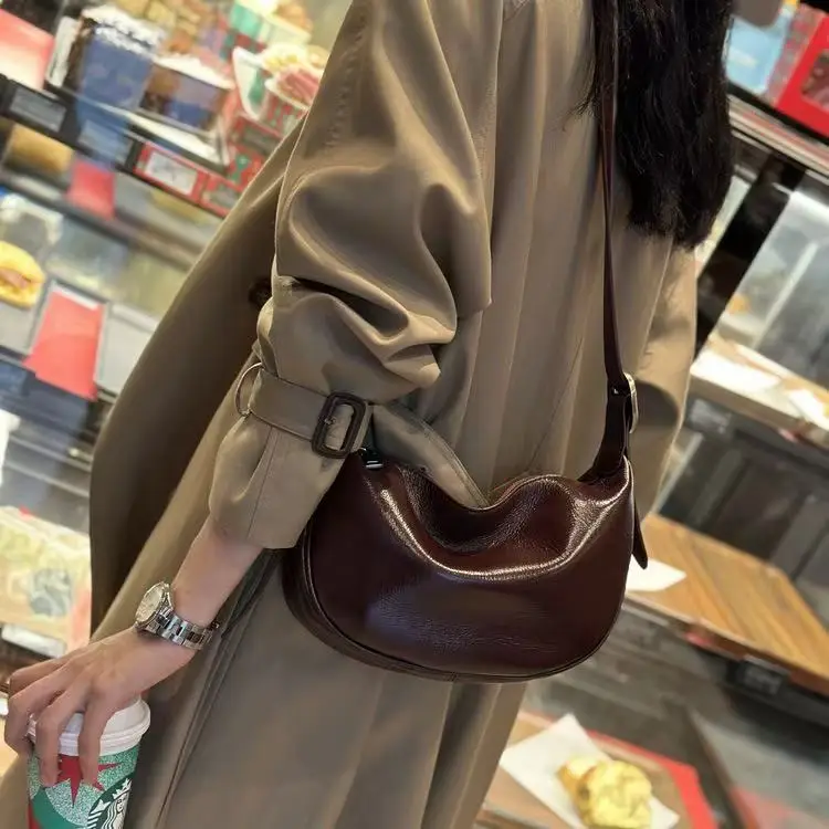 2025 новая модная сумка через плечо в форме полумесяца, женская роскошная сумка из воловьей кожи, большая вместительная косая сумка для покупок, офисная сумка
2025 новая модная сумка через плечо в форме полумесяца, женская роскошная сумка из воловьей кожи, большая вместительная косая сумка для покупок, офисная сумка