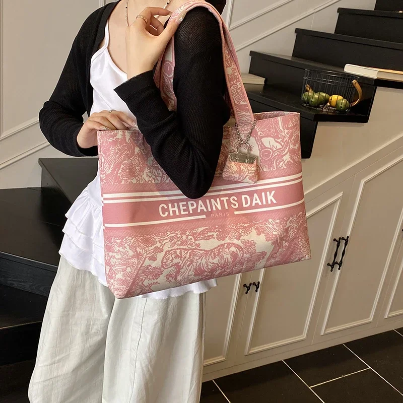 Timeless Designer Messenger Bag For Ladies, Leather Crossbody Shoulder Handbag With Vintage-Inspired Charm
Timeless Designer Messenger Bag For Ladies, Leather Crossbody Shoulder Handbag With Vintage-Inspired Charm