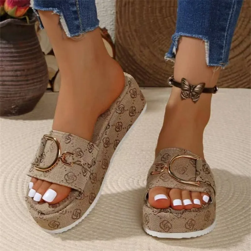 Женские тапочки на танкетке, новинка лета 2024, модные сандалии, модные уличные женские тапочки на высоком каблуке, пляжная обувь на мелком каблуке, женские шлепанцы
Женские тапочки на танкетке, новинка лета 2024, модные сандалии, модные уличные женские тапочки на высоком каблуке, пляжная обувь на мелком каблуке, женские шлепанцы