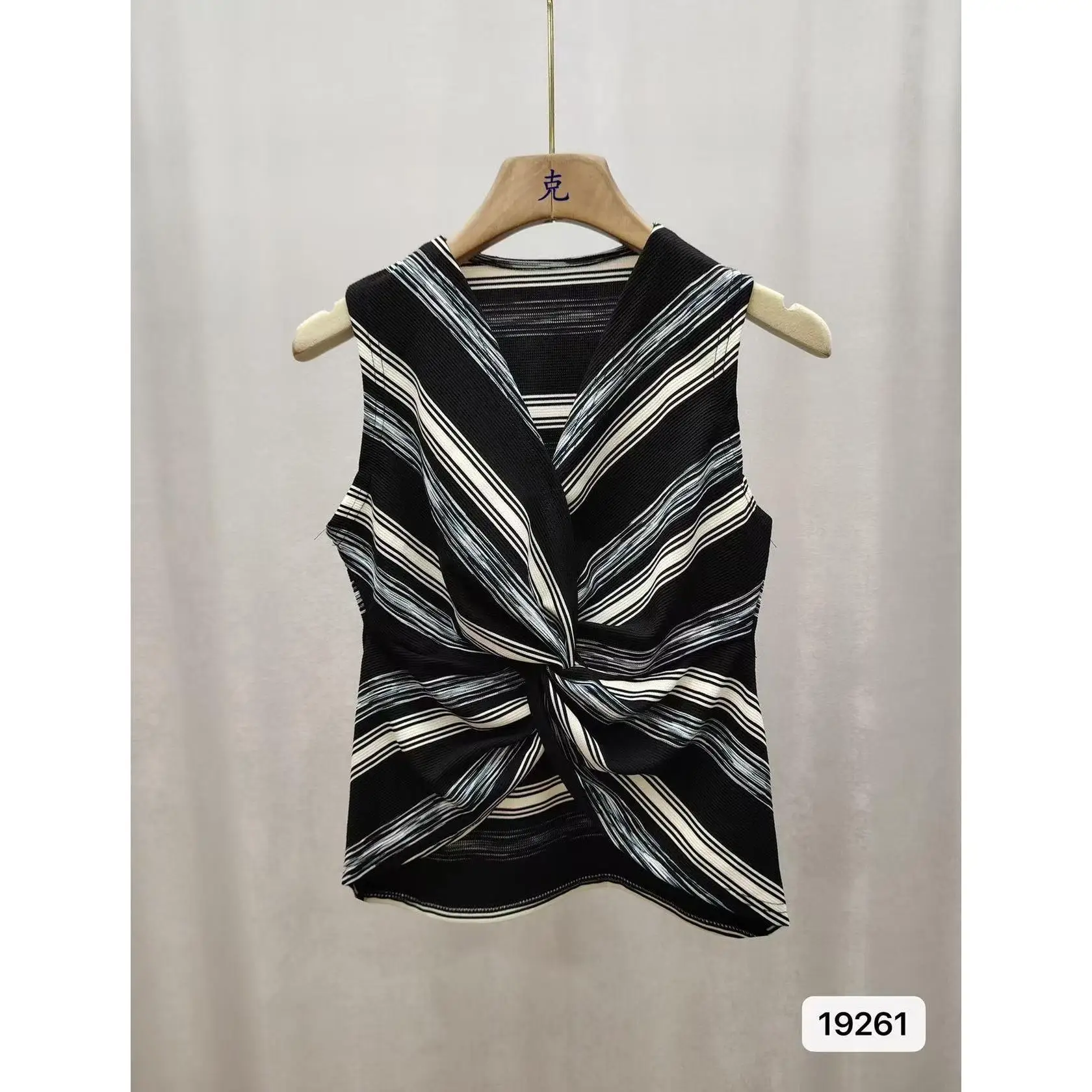 2025 New Sle V-Ne Color Blo Striped Knot Slim Fit Svel Vest Women's Knittedwear Summer Faion Casualwear
2025 New Sle V-Ne Color Blo Striped Knot Slim Fit Svel Vest Women's Knittedwear Summer Faion Casualwear