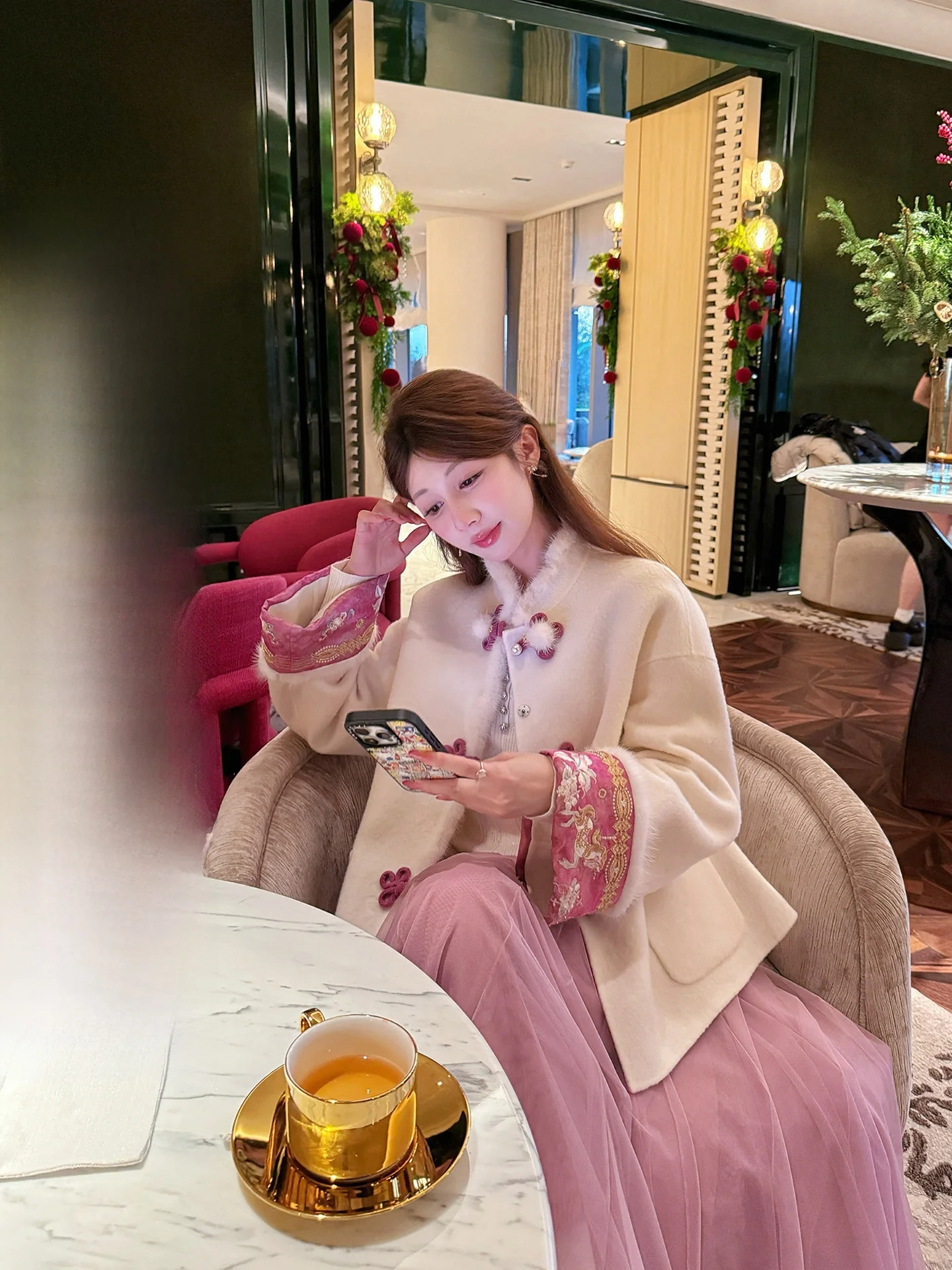 Новое китайское шерстяное пальто для женщин: зимнее, модное, из верблюжьего пуха, шелковое, теплое, с вышивкой, стандартный крой, эксклюзивно онлайн
Новое китайское шерстяное пальто для женщин: зимнее, модное, из верблюжьего пуха, шелковое, теплое, с вышивкой, стандартный крой, эксклюзивно онлайн