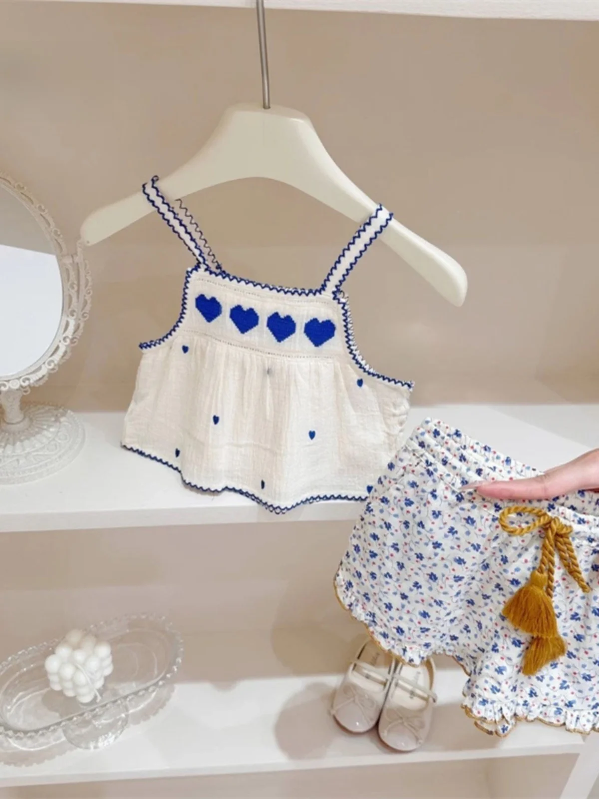 Girls Embroidered Heart Pattern Wide Leg Pants And Vest Set Korean Style Summer New Fashion Outfit Two Pieces Cotton Clothes
Girls Embroidered Heart Pattern Wide Leg Pants And Vest Set Korean Style Summer New Fashion Outfit Two Pieces Cotton Clothes