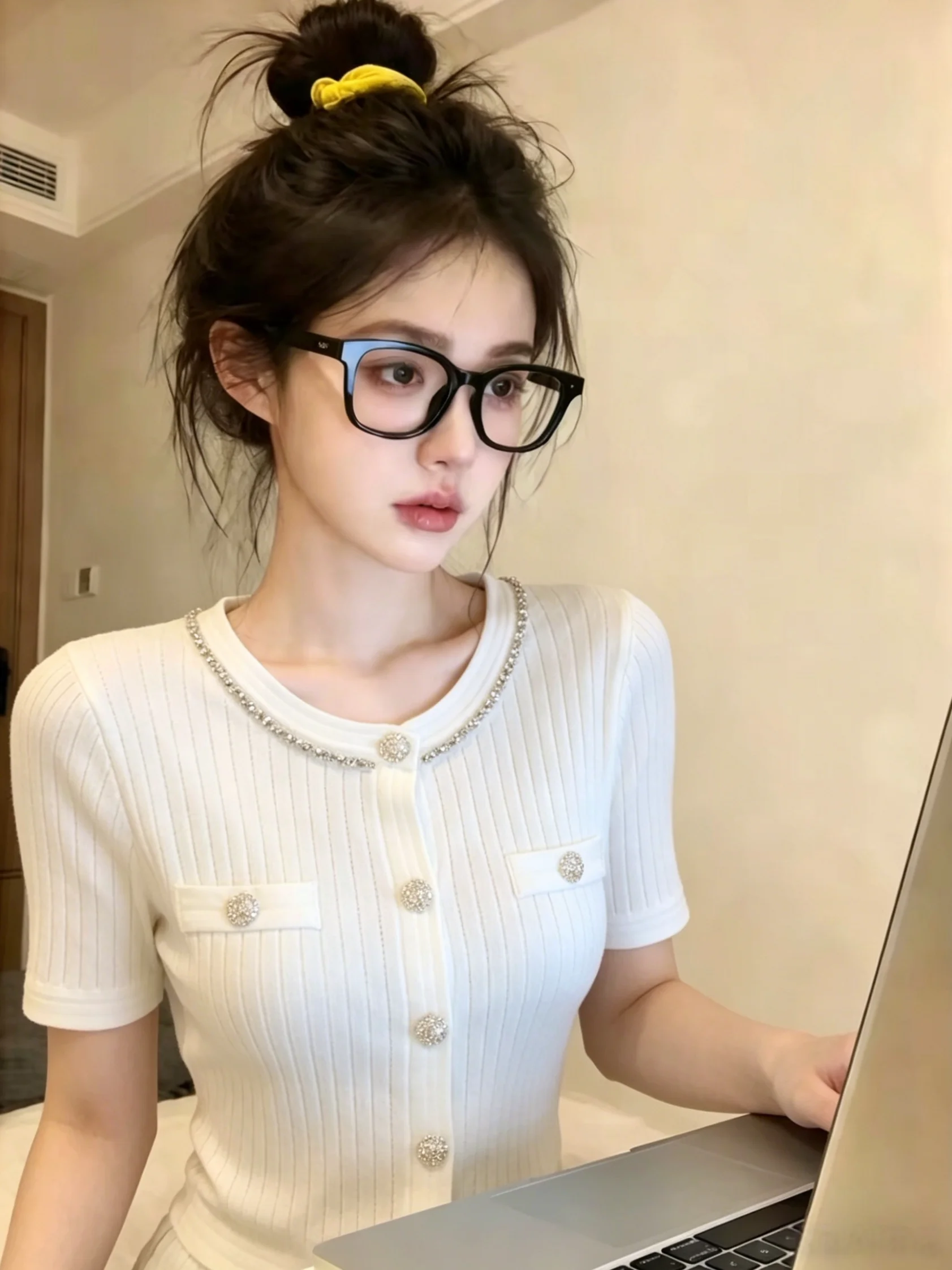 Delicate Short Sleeve Knitted Open Cardigan Women's Summer New Style Self-Preserving Diamond Embellished Korean Straight Cut ...
Delicate Short Sleeve Knitted Open Cardigan Women's Summer New Style Self-Preserving Diamond Embellished Korean Straight Cut ...
