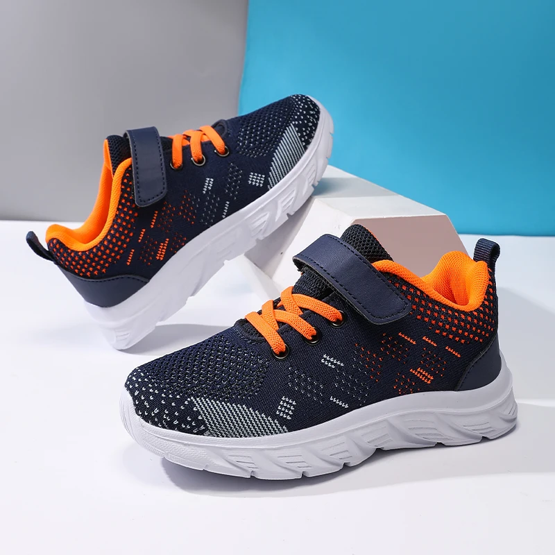 Пара детских спортивных кроссовок с дышащим верхом, противоскользящей и амортизирующей подошвой, а также застежкой на липучке MF-7755.
Пара детских спортивных кроссовок с дышащим верхом, противоскользящей и амортизирующей подошвой, а также застежкой на липучке MF-7755.