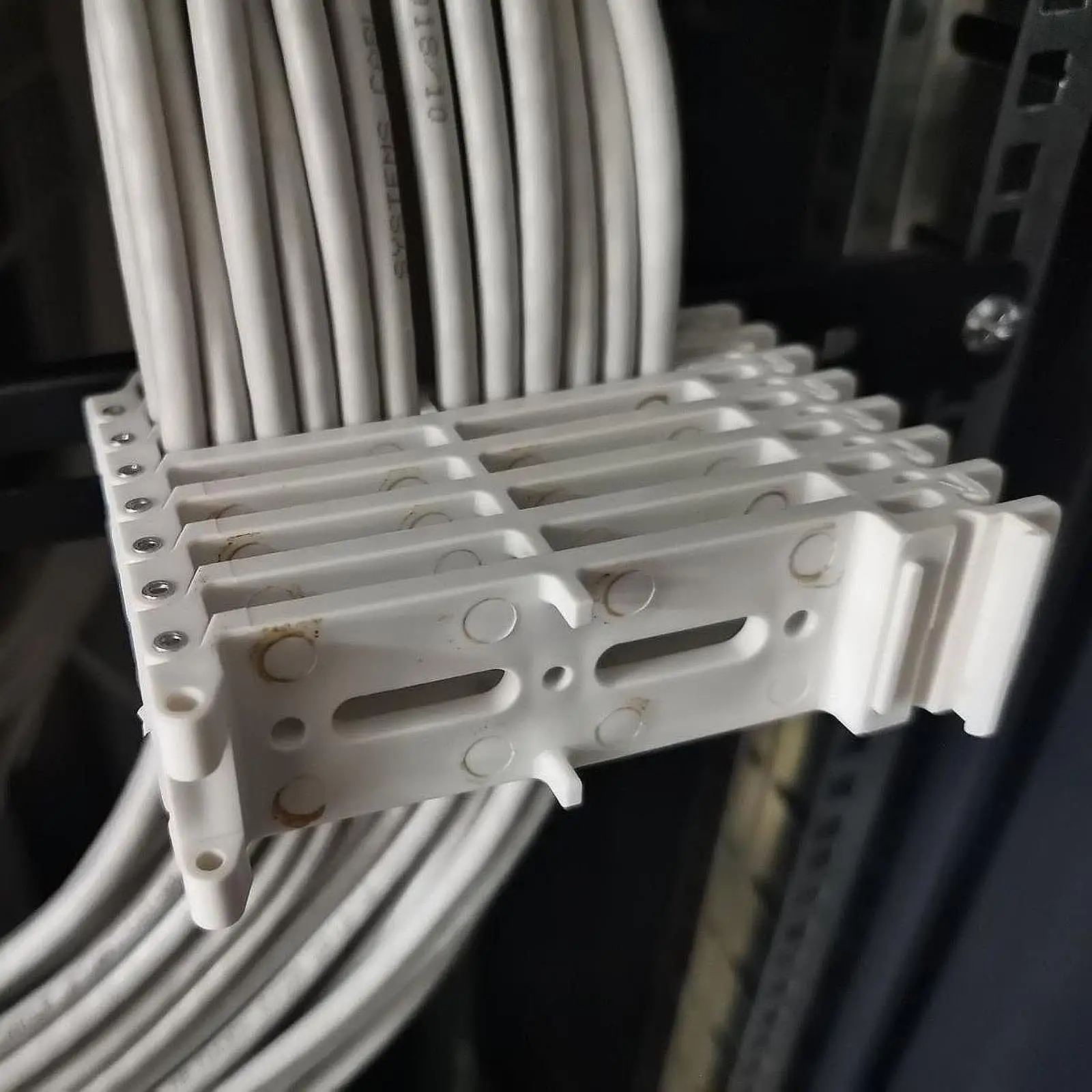 Cable Organizer for Server Racks Mounting Hardware Easy to Use Sturdy Home Network Cable Management Bracket Cable Fastener
Cable Organizer for Server Racks Mounting Hardware Easy to Use Sturdy Home Network Cable Management Bracket Cable Fastener
