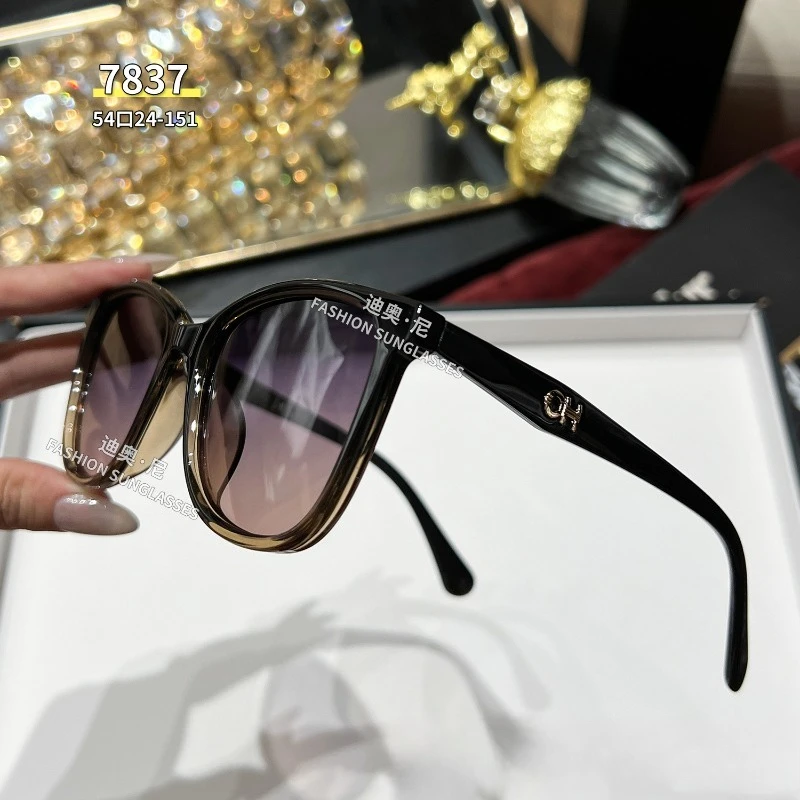 2025 Luxury Retro Polarized Sunglasses UV400 Driving Anti-Glare, Lightweight Oversized Frame Chic Unisex for Outdoor& Fashion
2025 Luxury Retro Polarized Sunglasses UV400 Driving Anti-Glare, Lightweight Oversized Frame Chic Unisex for Outdoor& Fashion