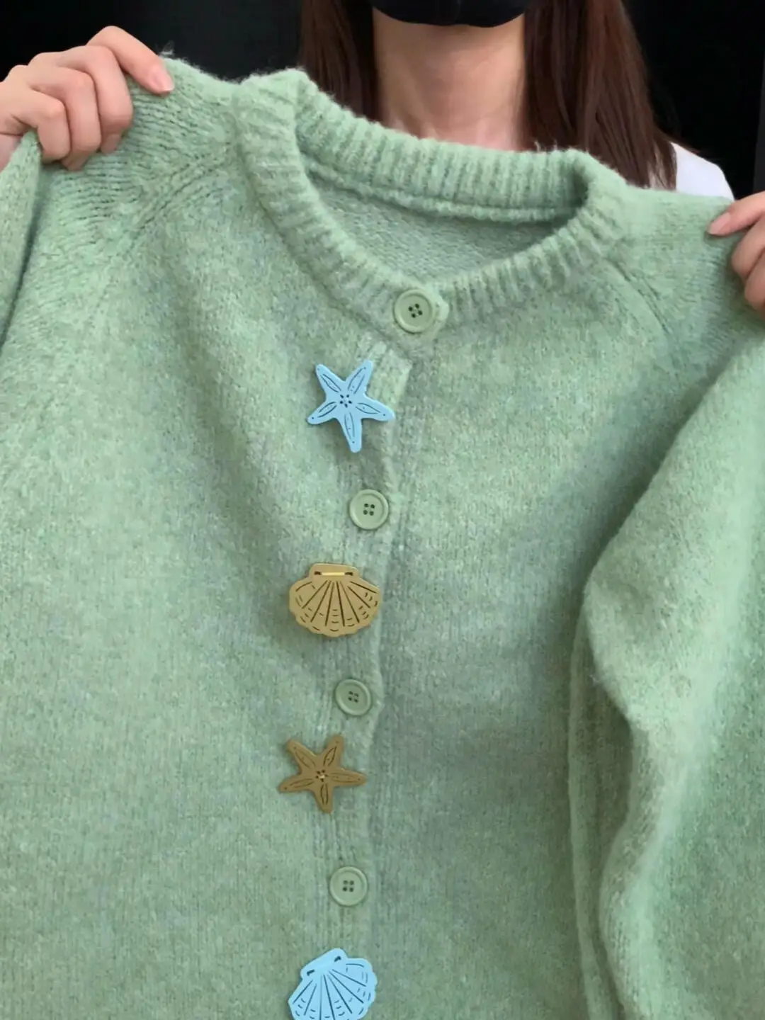 Мягкий уютный женский вязаный кардиган-пальто свободного кроя, уникальная красивая верхняя одежда для осени и зимы, на пуговицах, для повседневной носки
Мягкий уютный женский вязаный кардиган-пальто свободного кроя, уникальная красивая верхняя одежда для осени и зимы, на пуговицах, для повседневной носки