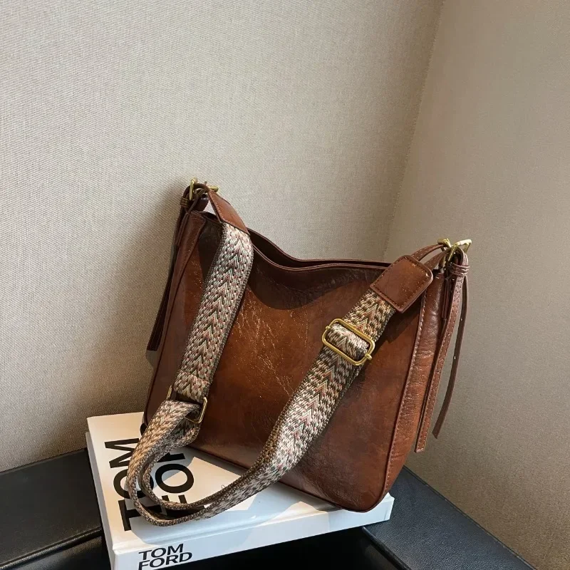 Autumn-Winter Women's New French-Chic Tote - Light Luxury High-End Commuter Shoulder/Crossbody Bag with Premium Appeal
Autumn-Winter Women's New French-Chic Tote - Light Luxury High-End Commuter Shoulder/Crossbody Bag with Premium Appeal