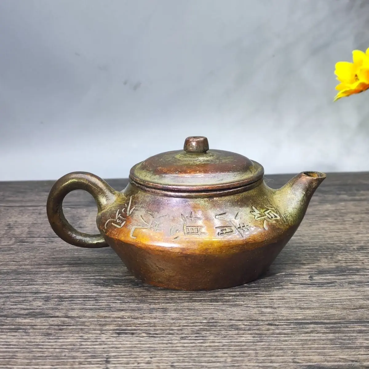 Collection of old pulp-wrapped teapots, tea sets, ornaments, home tea ceremony decoration, handmade copper alloy pot handles
Collection of old pulp-wrapped teapots, tea sets, ornaments, home tea ceremony decoration, handmade copper alloy pot handles