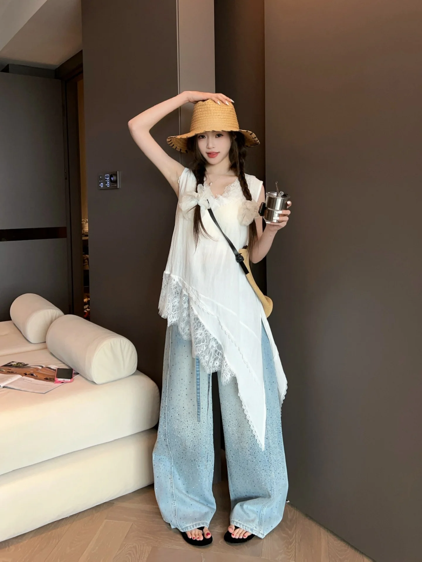 Fashionable Casual Loose Sleeveless T-Shirt Vest Women's Summer 2026 New Style Asymmetrical V-neck Mid-length Top
Fashionable Casual Loose Sleeveless T-Shirt Vest Women's Summer 2026 New Style Asymmetrical V-neck Mid-length Top