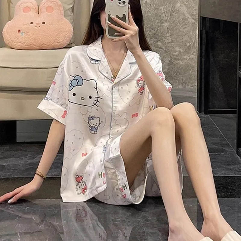 Новые летние белые пижамы из ледяного шелка с лацканами и милым рисунком Hello Kitty, женские шорты с короткими рукавами, комплект домашней одежды
Новые летние белые пижамы из ледяного шелка с лацканами и милым рисунком Hello Kitty, женские шорты с короткими рукавами, комплект домашней одежды