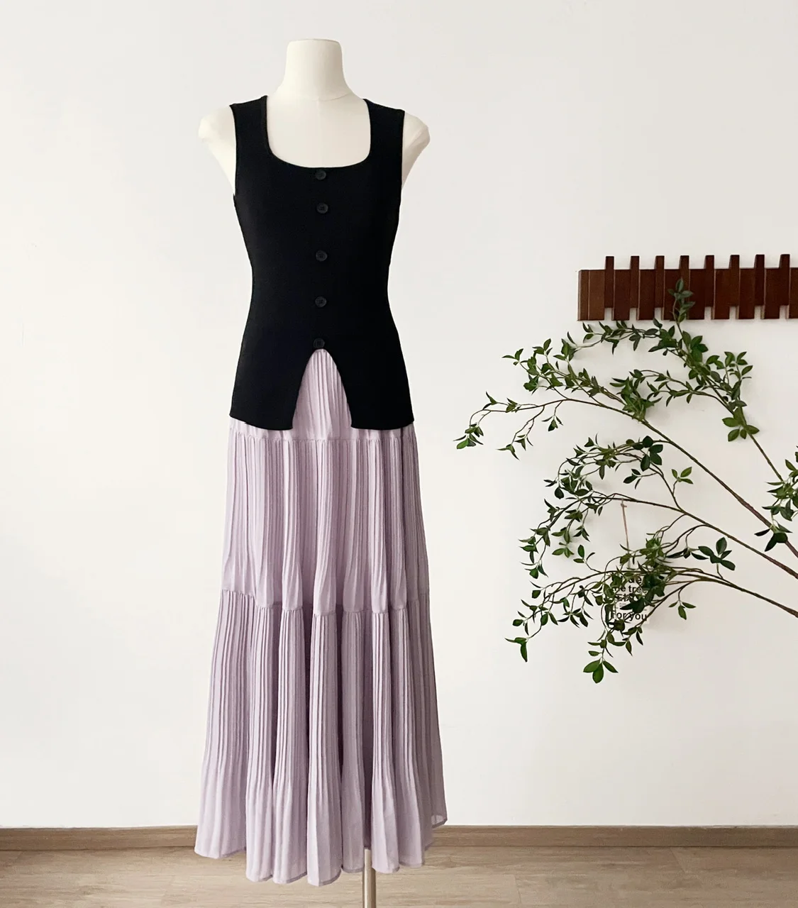 Summer Women French Vintage Elegant Old Money Trendy Aesthetic Outfits 2 Piece Set Black Vest + Midi A-line Pleated Skirts 2025
Summer Women French Vintage Elegant Old Money Trendy Aesthetic Outfits 2 Piece Set Black Vest + Midi A-line Pleated Skirts 2025