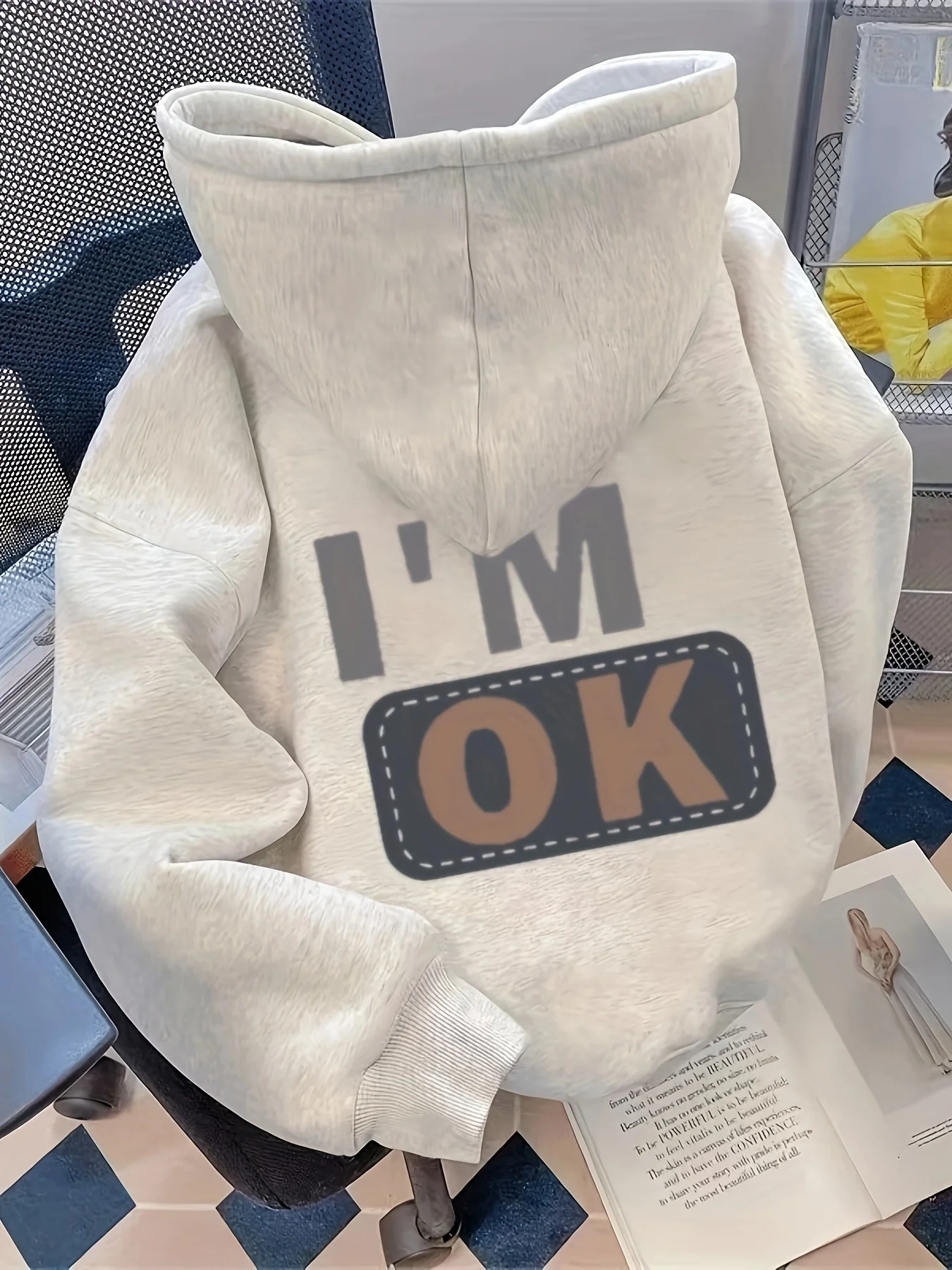 Letter pattern casual hooded sweatshirt made of polyester knitted fabric for autumn and winter fashion women's hooded sweatshirt
Letter pattern casual hooded sweatshirt made of polyester knitted fabric for autumn and winter fashion women's hooded sweatshirt