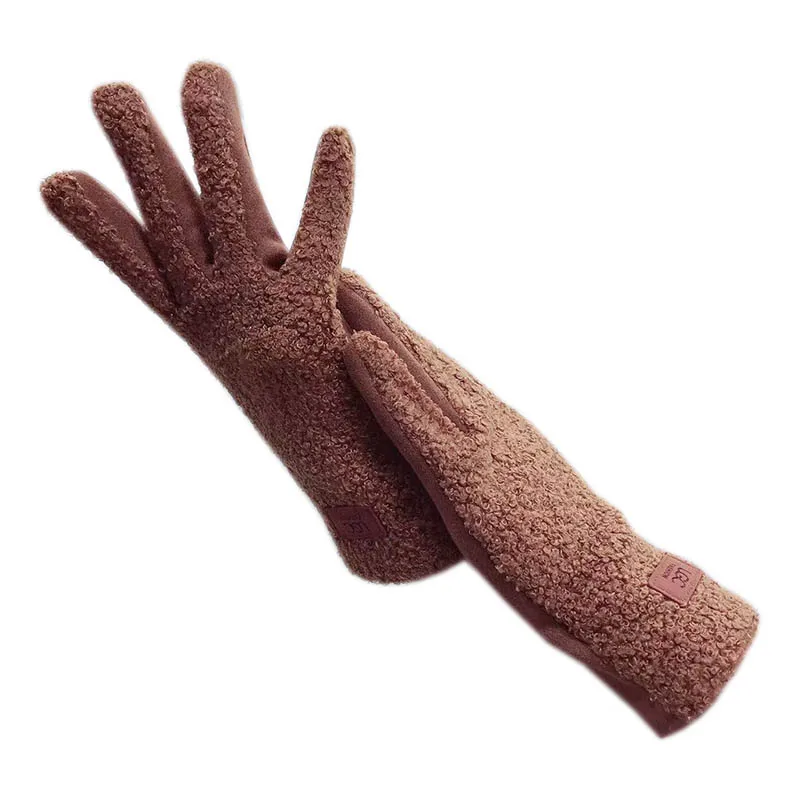 The new fashionable touch screen gloves for women in winter are stylish for driving, keep warm and are windproof when skiing. Th
The new fashionable touch screen gloves for women in winter are stylish for driving, keep warm and are windproof when skiing. Th
