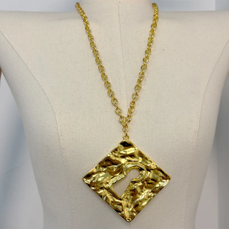 Vintage Metal Keyhole Pendant Necklace Exaggerated Metal Chain Necklaces Fashion Light Luxury Jewelry Gift For Women
Vintage Metal Keyhole Pendant Necklace Exaggerated Metal Chain Necklaces Fashion Light Luxury Jewelry Gift For Women