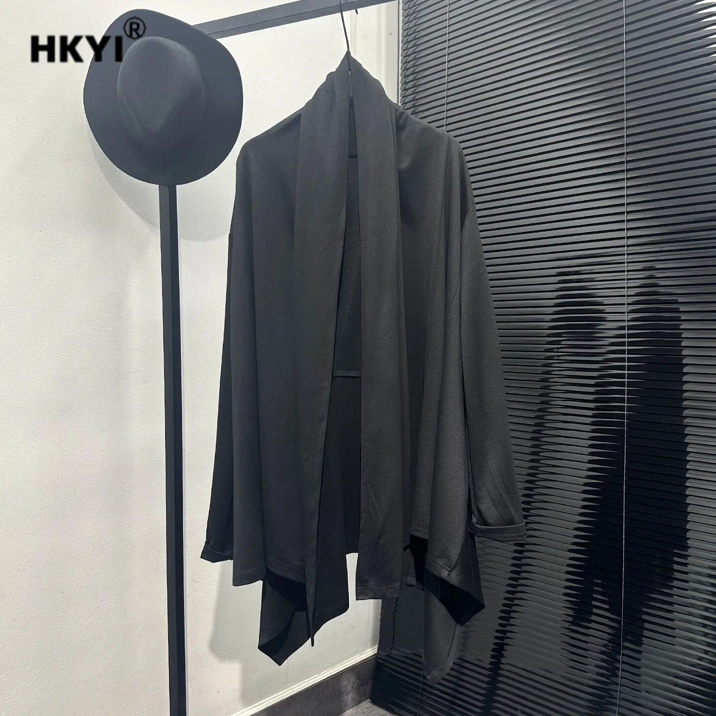 Dark Style Irregular Loose Medium-length Trench Coat Men Minimalist and Elegant Lapel-style Buttonless Outerwear Black Jackets
Dark Style Irregular Loose Medium-length Trench Coat Men Minimalist and Elegant Lapel-style Buttonless Outerwear Black Jackets