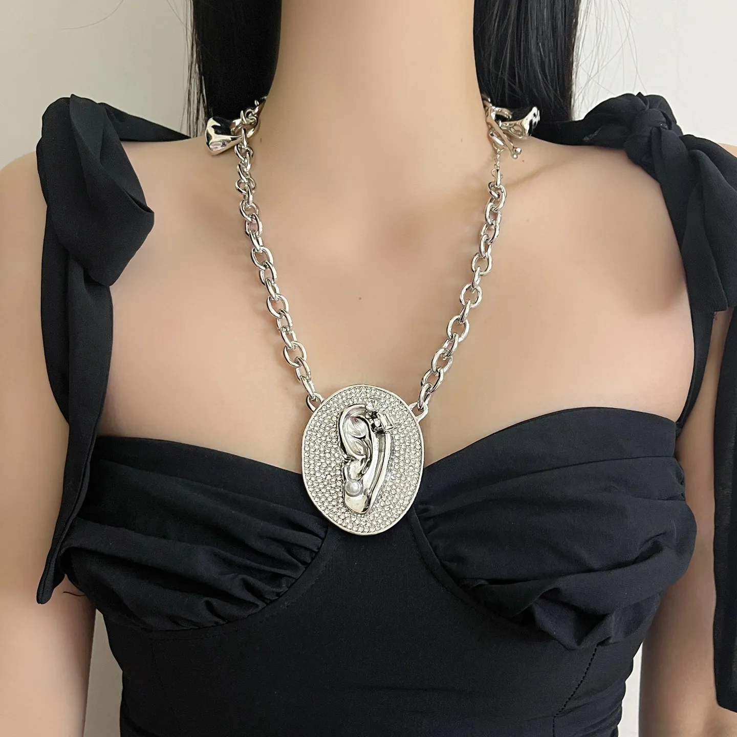 Hip Hop Exaggerated Iced Out Metal Ear Pendant Necklace Heavy Industry High-end Clavicle Chain
Hip Hop Exaggerated Iced Out Metal Ear Pendant Necklace Heavy Industry High-end Clavicle Chain