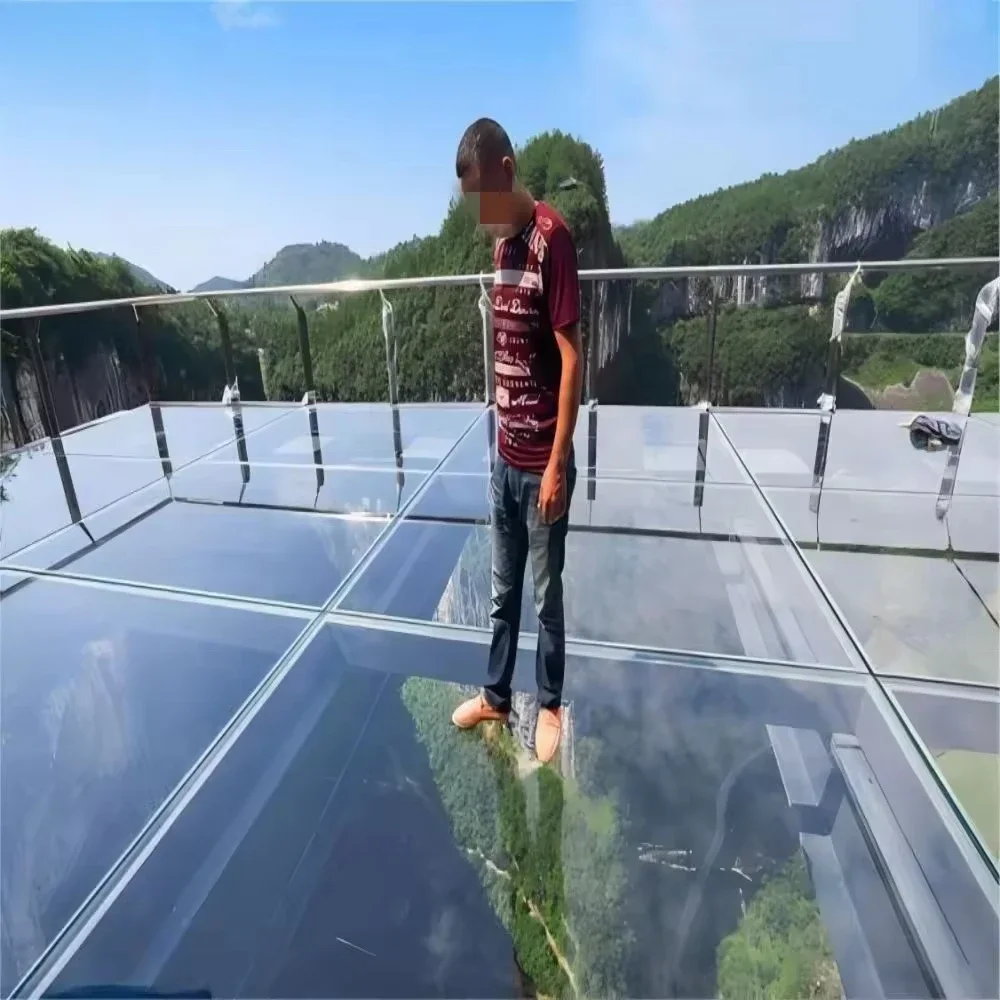 Walkable Ultra-transparent Laminated Tempered Glass Floor for Observation Deck
Walkable Ultra-transparent Laminated Tempered Glass Floor for Observation Deck