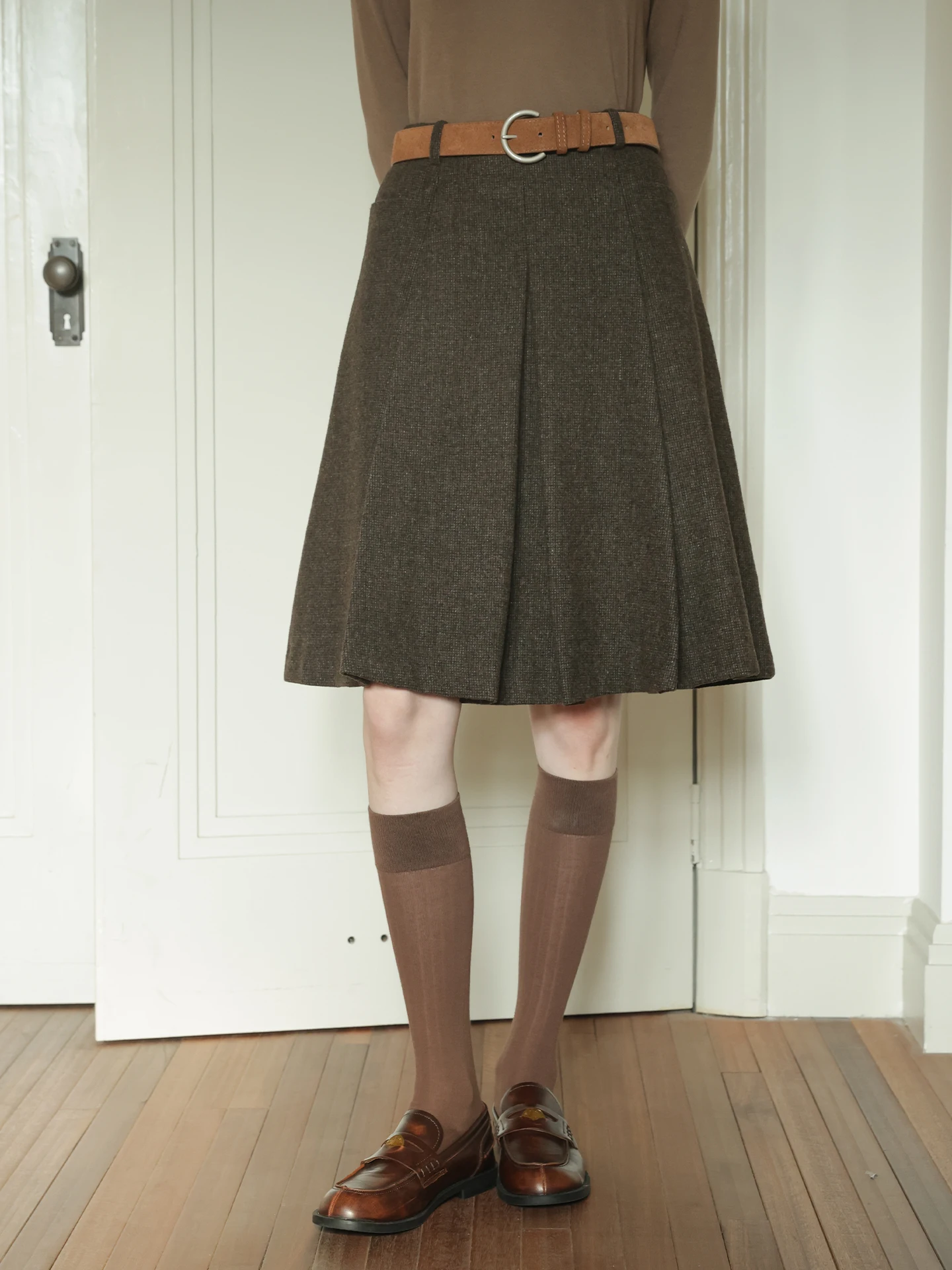 Ретро-юбка А-силуэта с высокой талией из шерстяной ткани в клетку, женская, осенне-зимняя, новая, в стиле «Нэонгвон», из полиэстера
Ретро-юбка А-силуэта с высокой талией из шерстяной ткани в клетку, женская, осенне-зимняя, новая, в стиле «Нэонгвон», из полиэстера