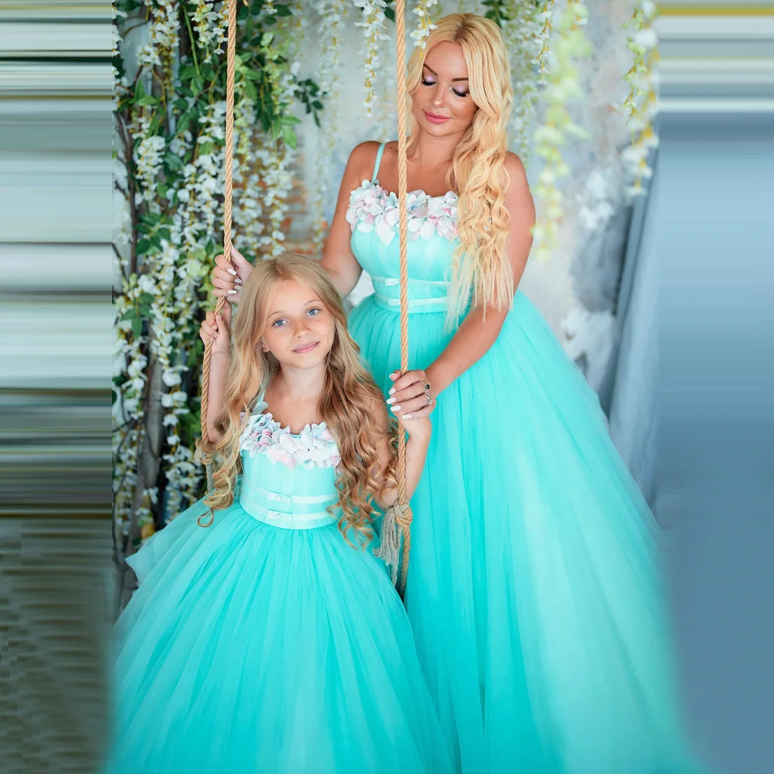 Luxury Light Blue Tulle Mom And Me Evening Dresses Floral Appliques Ball Gown For Family Look Photo Shoot Matching Gowns
Luxury Light Blue Tulle Mom And Me Evening Dresses Floral Appliques Ball Gown For Family Look Photo Shoot Matching Gowns