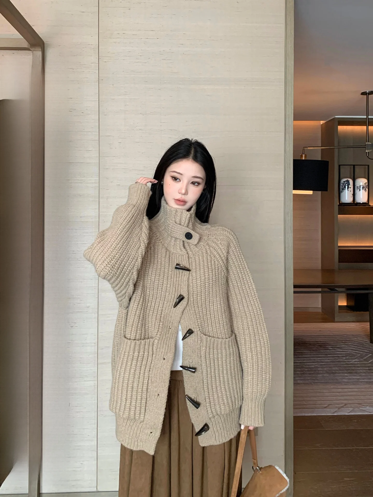 Женский свитер Buleng из чистого трикотажа крупной вязки на пуговицах, осенне-зимний, повседневный, свободного кроя, с длинными рукавами и высоким воротником
Женский свитер Buleng из чистого трикотажа крупной вязки на пуговицах, осенне-зимний, повседневный, свободного кроя, с длинными рукавами и высоким воротником