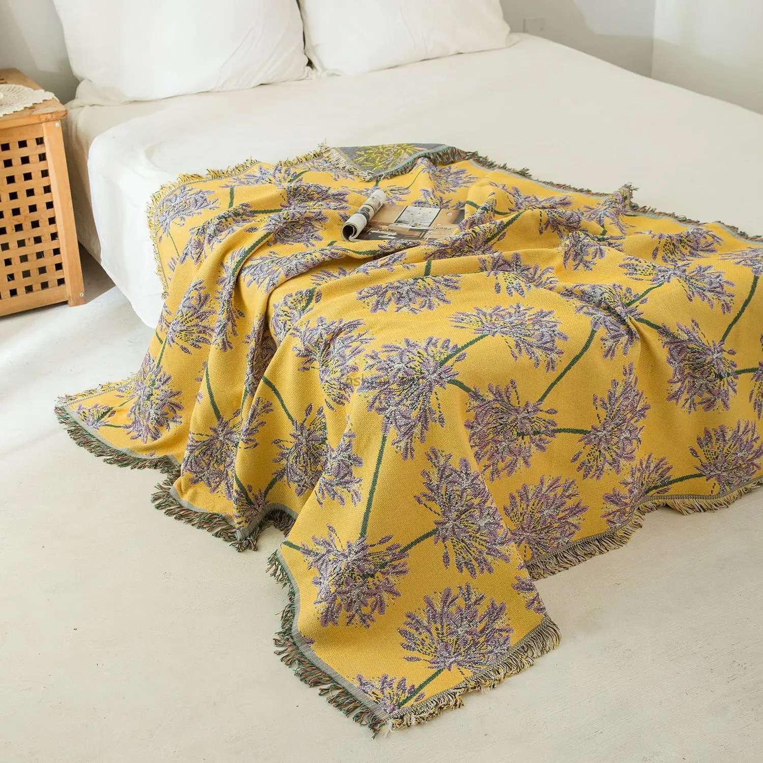 Vintage Floral Jacquard Throw Blanket, Country Style Woven Sofa Line Blanket, Multi-purpose Camping Blanket & Art Decor Tapestry
Vintage Floral Jacquard Throw Blanket, Country Style Woven Sofa Line Blanket, Multi-purpose Camping Blanket & Art Decor Tapestry