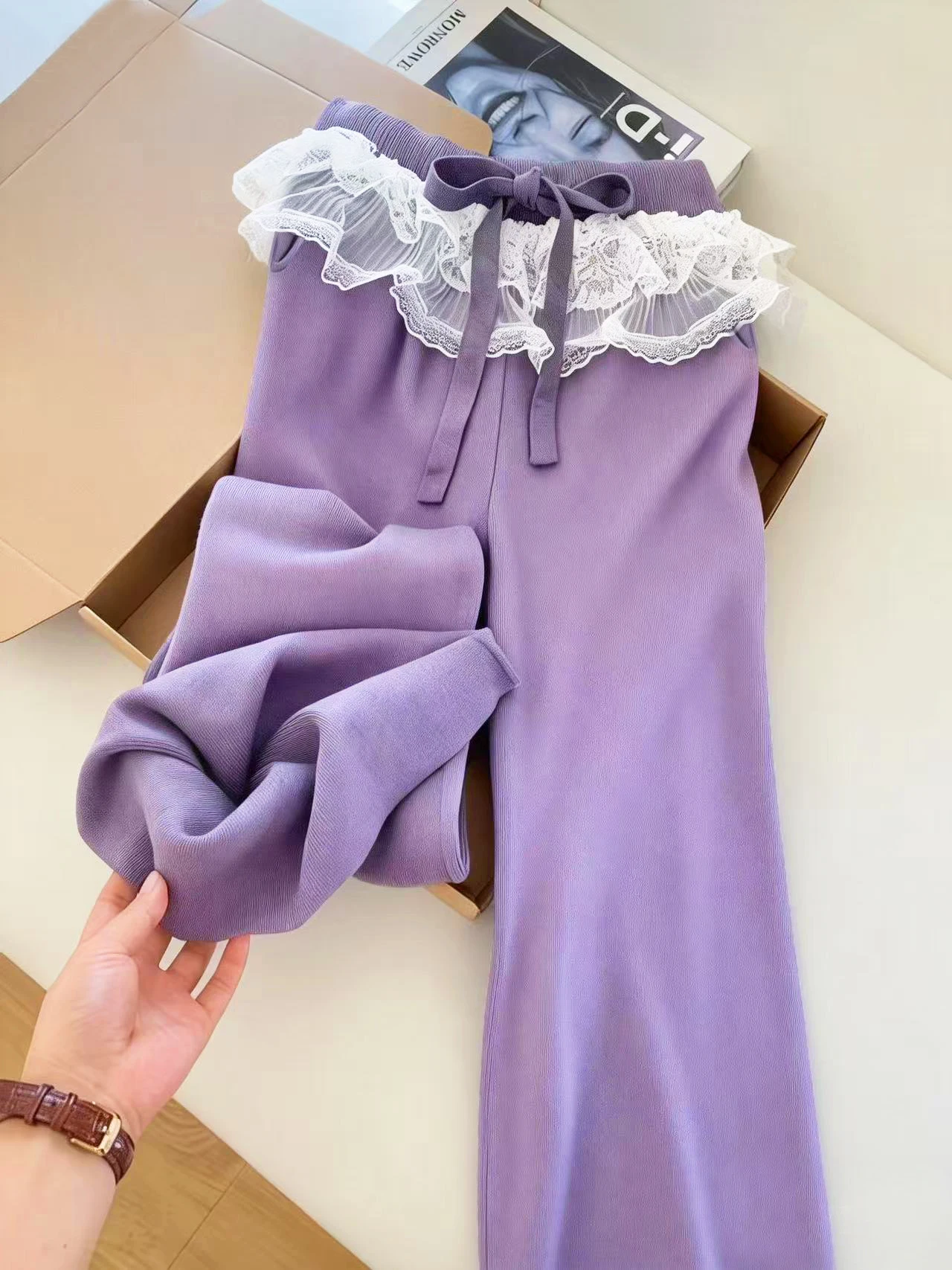 Женские повседневные трикотажные брюки с высокой талией, широкими штанинами, кружевными вставками и драпировкой, осенне-зимняя новая модная коллекция
Женские повседневные трикотажные брюки с высокой талией, широкими штанинами, кружевными вставками и драпировкой, осенне-зимняя новая модная коллекция